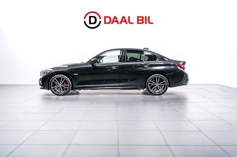 Svart Begagnad 2022 BMW 330e M Sport Sedan | 349 700 kr (Bra pris) - Bild 1/4