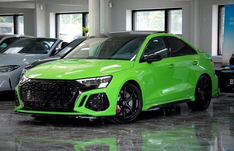 Grön Begagnad 2024 Audi RS3 Halvkombi | 659 900 kr (Marknadspris) - Bild 1/4