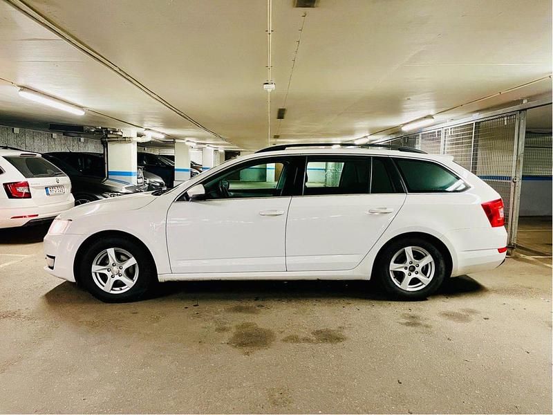 Vit Begagnad 2015 Skoda Octavia Ambition Kombi | 89 000 kr - Bild 1/4