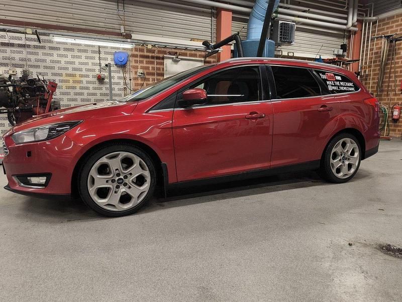 Röd Begagnad 2015 Ford Focus Titanium Kombi | 58 000 kr (Marknadspris) - Bild 1/4