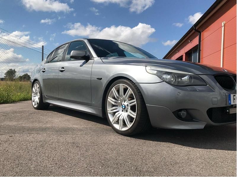 Grå Begagnad 2007 BMW 530 M Sport Sedan | 120 000 kr (Dyr) - Bild 1/4