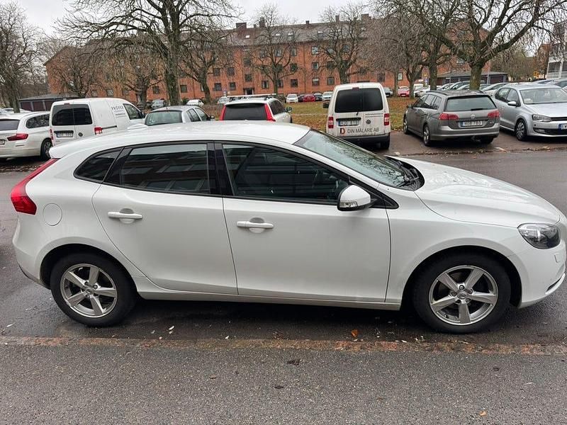 Begagnad 2018 Volvo V40 Halvkombi | 145 000 kr (Marknadspris) - Bild 1/4