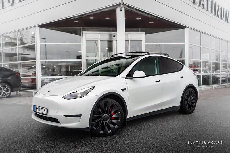 Vit Begagnad 2022 Tesla Model Y Performance SUV | 398 000 kr (Marknadspris) - Bild 1/4