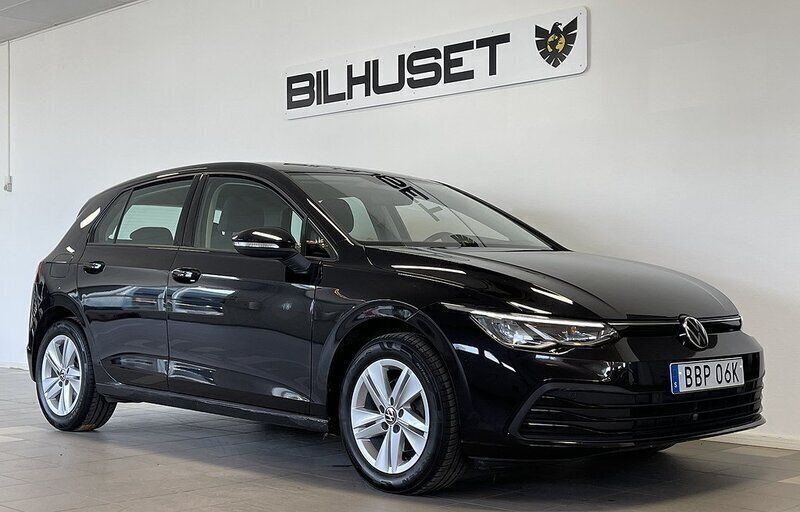 Svart Begagnad 2021 VW Golf VIII Halvkombi | 259 900 kr (Marknadspris) - Bild 1/4