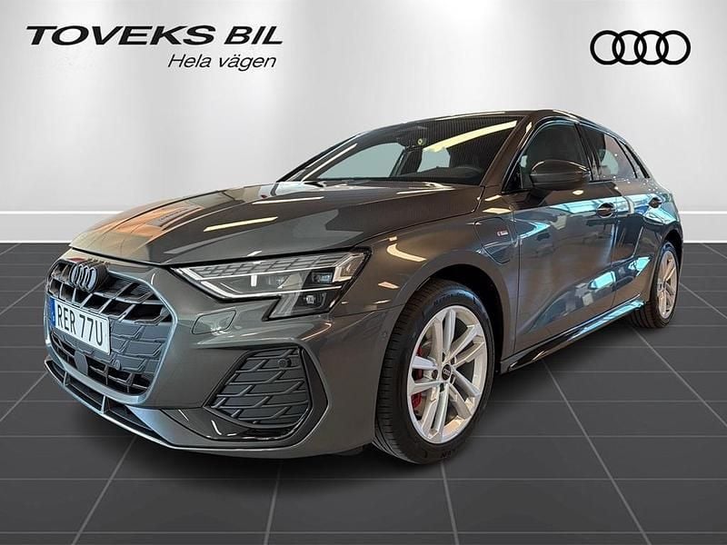 Grå Ny 2026 Audi A3 Sportback e-tron Comfort Halvkombi | 544 900 kr - Bild 1/4