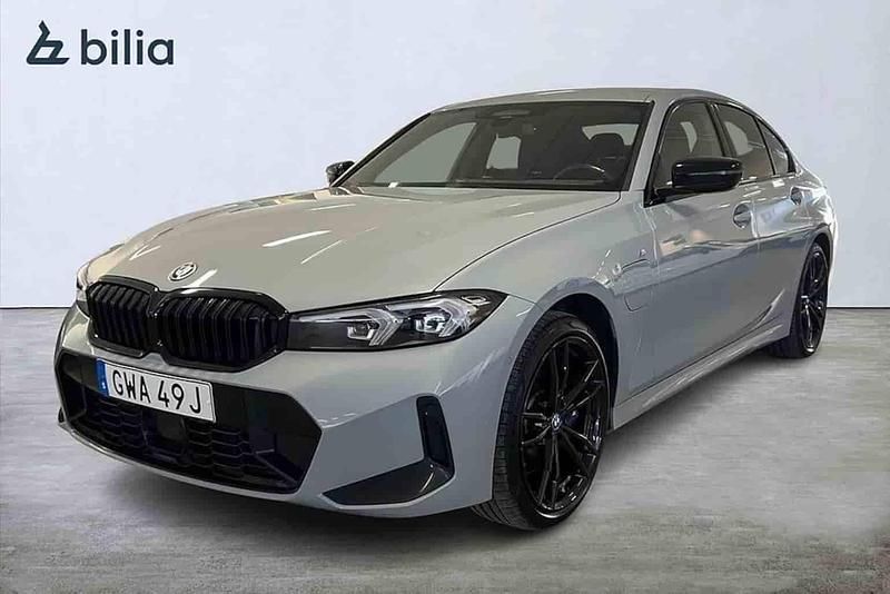 Begagnad BMW 330e 2024 Grå Sedan