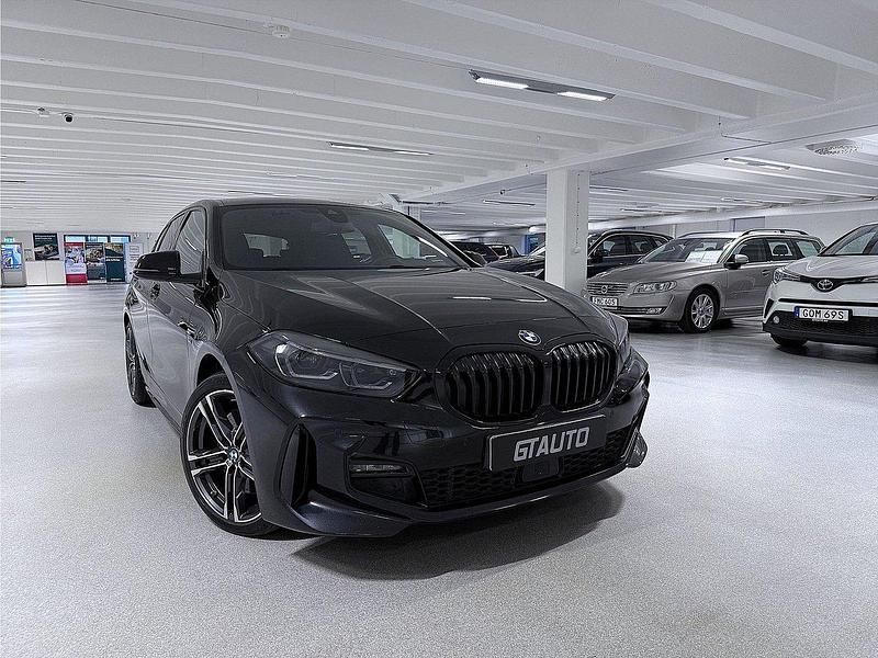 Svart Begagnad 2021 BMW 120 M Sport Halvkombi | 329 900 kr (Lite dyr) - Bild 1/3