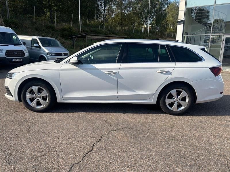 Vit Begagnad 2021 Skoda Octavia Kombi | 111 100 kr (Superpris) - Bild 1/4