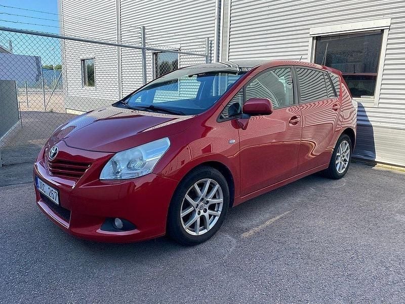 Mörkröd Begagnad 2009 Toyota Verso Premium Minibuss | 124 900 kr - Bild 1/4