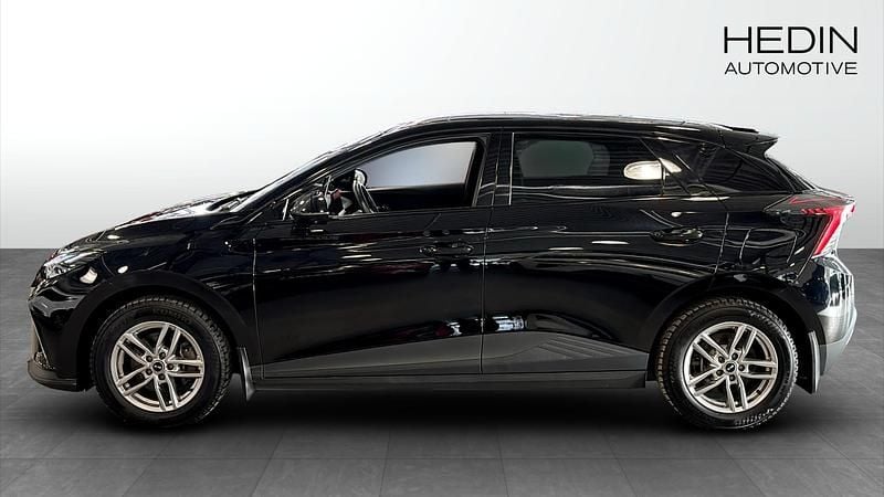 Begagnad MG MG4 EV Luxury 150 kW (204 HK) 2022 Svart Halvkombi