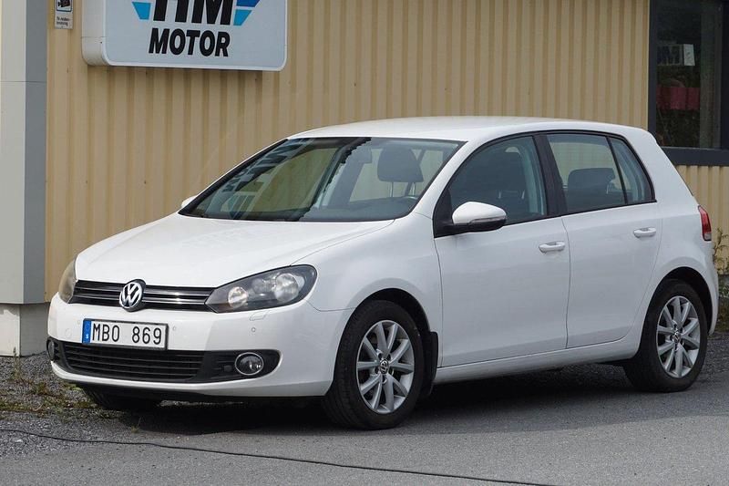 Vit Begagnad 2012 VW Golf Halvkombi | 59 000 kr (Lite dyr) - Bild 1/4
