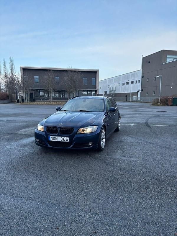 Begagnad BMW 318 143 HK (105 kW) 2011 Kombi