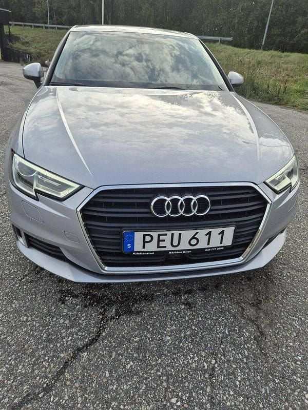 Silver Begagnad 2017 Audi A3 Sportback Comfort Halvkombi | 145 000 kr (Marknadspris) - Bild 1/4