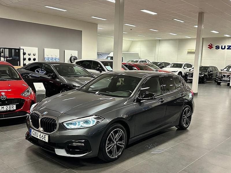 Grå Begagnad 2020 BMW 118 Sport Line Halvkombi | 219 900 kr (Marknadspris) - Bild 1/4