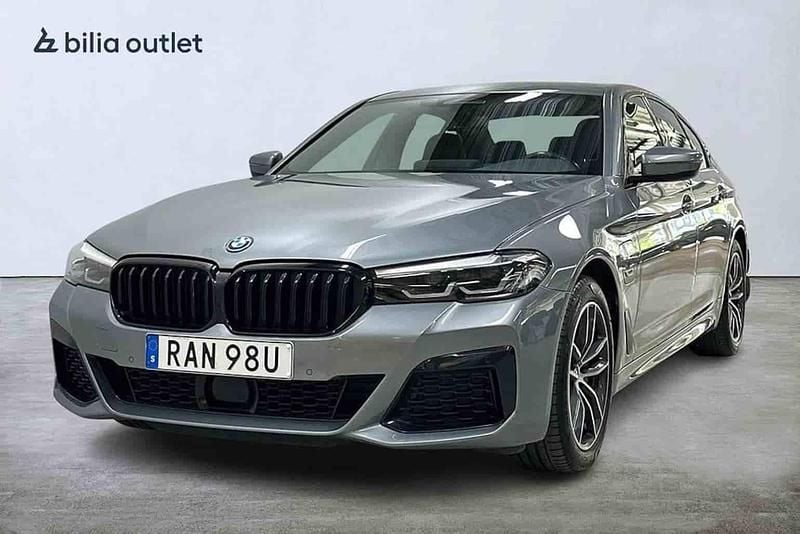 Grå Begagnad 2023 BMW 530e Sedan | 419 900 kr (Bra pris) - Bild 1/1