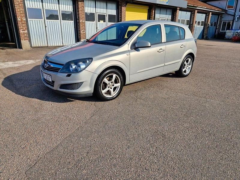 Grå Begagnad 2008 Opel Astra Halvkombi | 24 499 kr (Marknadspris) - Bild 1/4