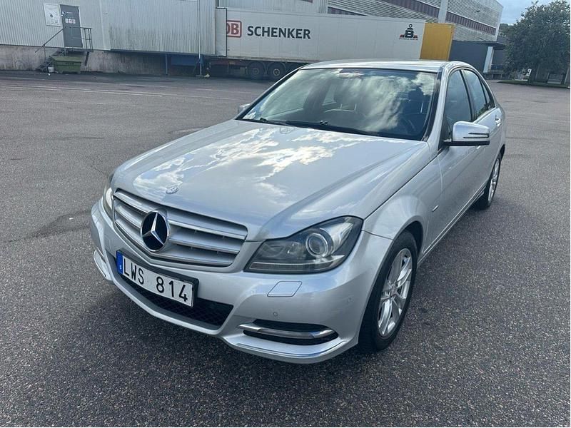 Silver Begagnad 2012 Mercedes C220 Sedan | 79 000 kr (Marknadspris) - Bild 1/4