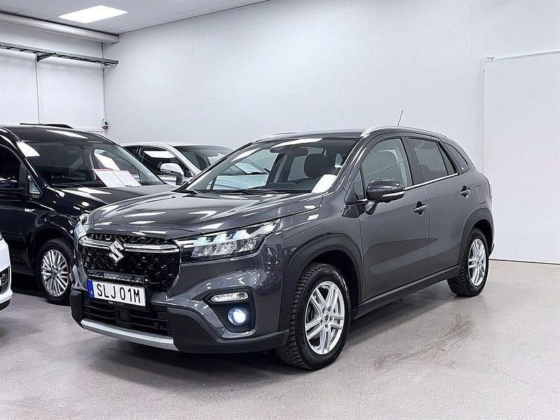 Gråmetallic Begagnad 2023 Suzuki SX4 S-Cross SUV | 259 900 kr (Marknadspris) - Bild 1/4