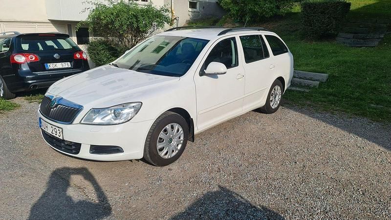 Vit Begagnad 2011 Skoda Octavia Ambiente Kombi | 44 900 kr (Marknadspris) - Bild 1/4