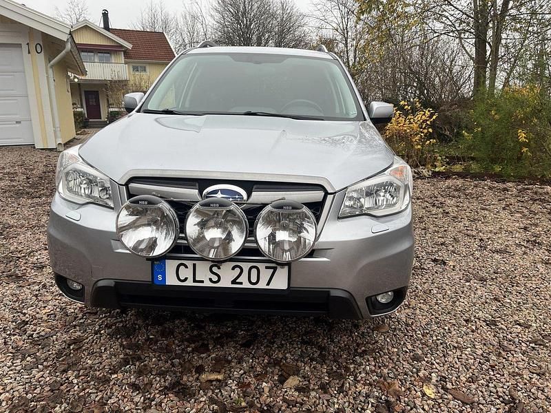 Silver Begagnad 2014 Subaru Forester SUV | 157 000 kr (Bra pris) - Bild 1/4