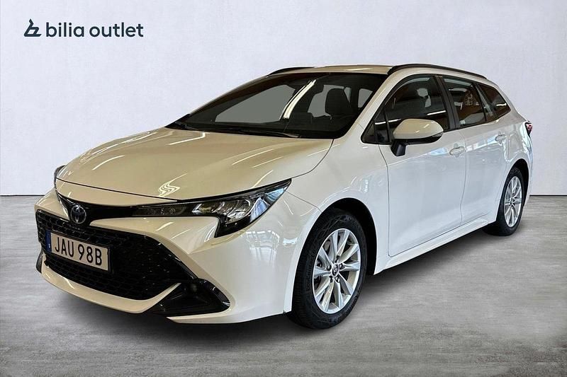 Vit Begagnad 2024 Toyota Corolla Active Kombi | 259 900 kr (Marknadspris) - Bild 1/4