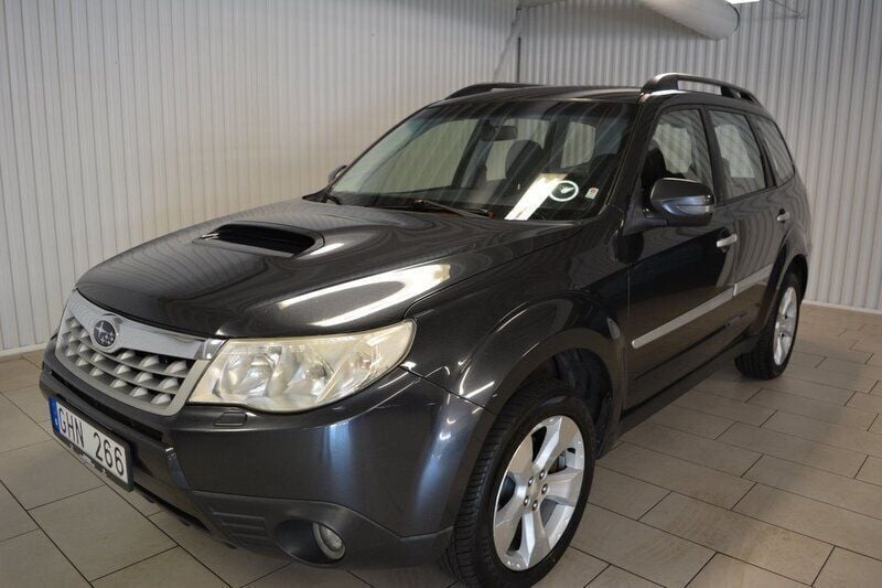 Mörkgrå (grå) Begagnad 2011 Subaru Forester SUV | 39 000 kr (Marknadspris) - Bild 1/3