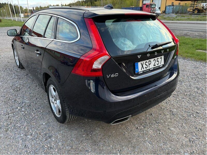 Blå Begagnad 2016 Volvo V60 Momentum Kombi | 139 000 kr (Bra pris) - Bild 1/4