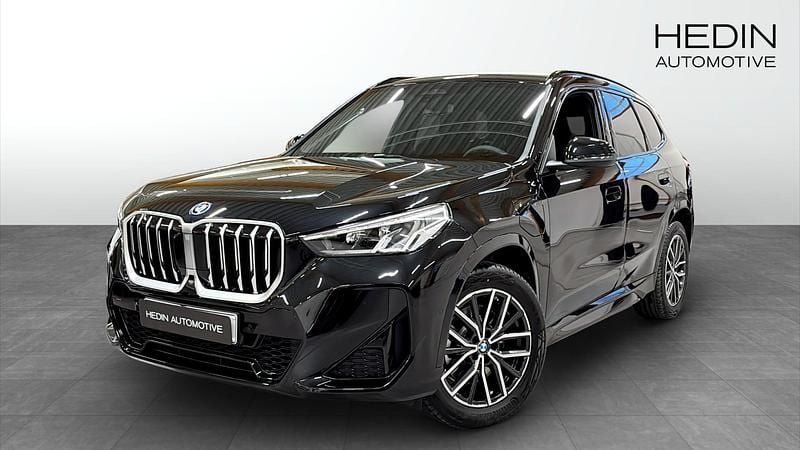 Svart (black) Ny 2025 BMW X1 M Sport SUV | 588 700 kr (Superpris) - Bild 1/4