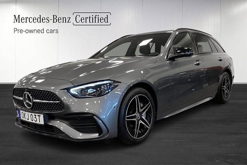 Grå (selenitgrå metallic) Begagnad 2024 Mercedes C300e AMG Kombi | 519 000 kr (Superpris) - Bild 1/4