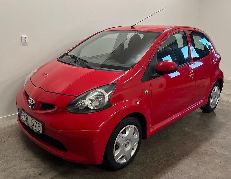 Röd Begagnad 2007 Toyota Aygo Halvkombi | 39 900 kr (Marknadspris) - Bild 1/4