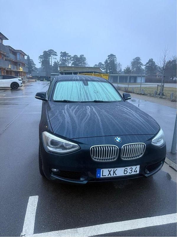 Blå Begagnad 2012 BMW 116 Urban Line Halvkombi | 57 000 kr (Marknadspris) - Bild 1/4