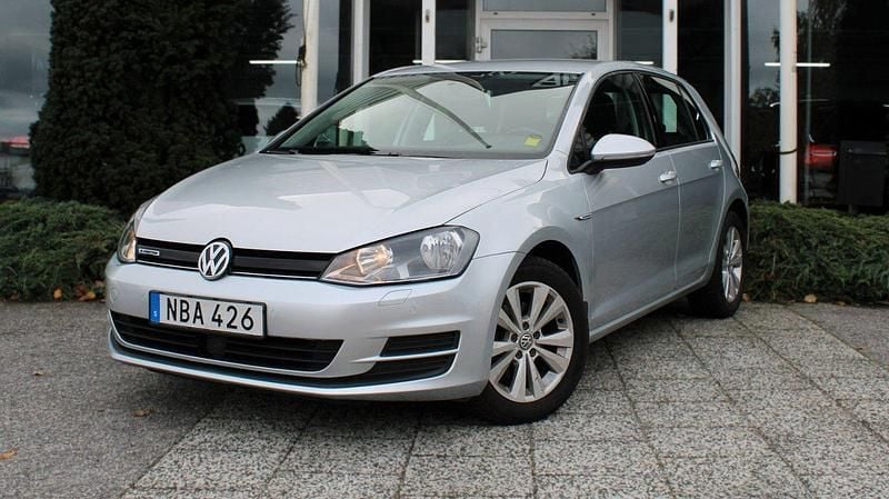 Silver Begagnad 2015 VW Golf VII Halvkombi | 114 900 kr (Marknadspris) - Bild 1/4