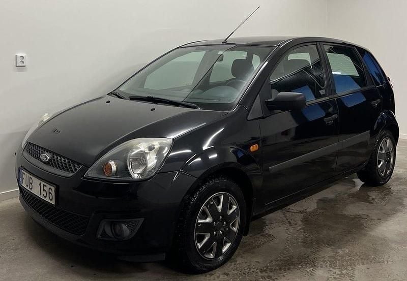 Begagnad Ford Fiesta 69 HK (50 kW) 2007 Svart Halvkombi