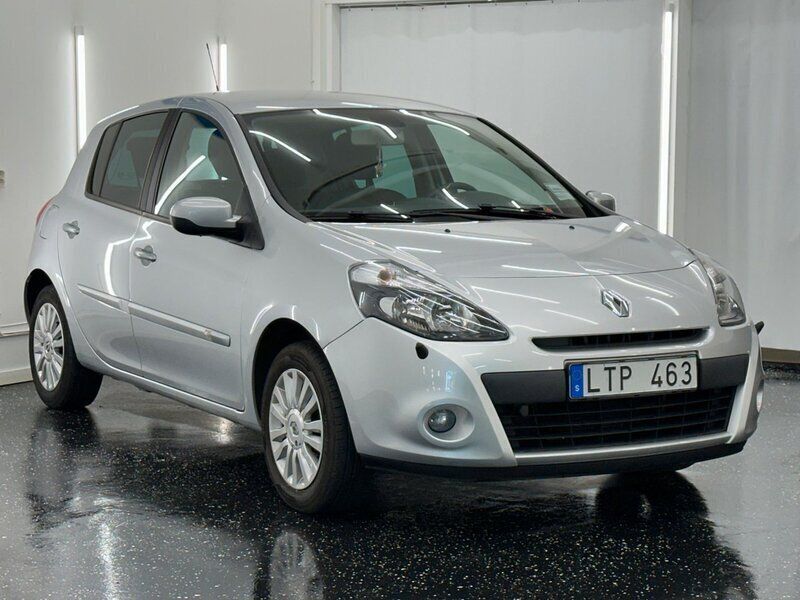 Begagnad Renault Clio R.S. 75 HK (55 kW) 2011 Silver Halvkombi