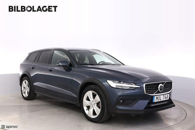 Mörkblå Begagnad 2022 Volvo V60 CC Core Kombi | 359 800 kr (Marknadspris) - Bild 1/4