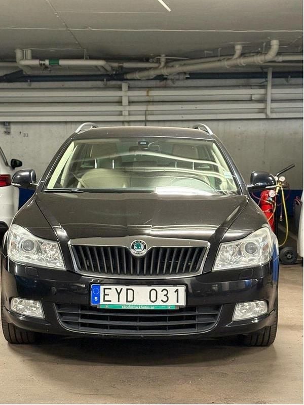 Svart Begagnad 2011 Skoda Octavia Elegance Kombi | 52 000 kr (Bra pris) - Bild 1/4