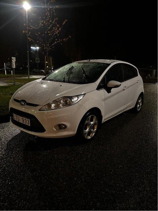 Vit Begagnad 2011 Ford Fiesta Titanium Halvkombi | 33 000 kr (Bra pris) - Bild 1/4