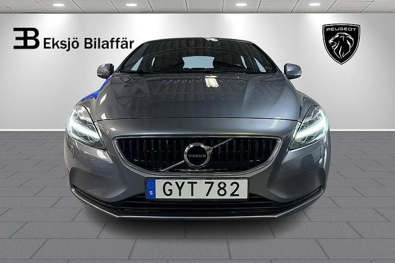 Begagnad Volvo V40 Momentum 152 HK (111 kW) 2017 Grå metallic Halvkombi