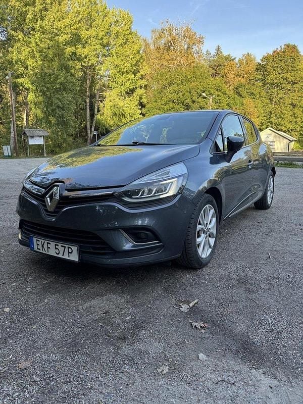 Grå Begagnad 2019 Renault Clio IV Intens Halvkombi | 99 500 kr (Marknadspris) - Bild 1/4