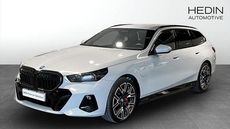 Grå Begagnad 2024 BMW 530e M Sport Kombi | 718 700 kr (Dyr) - Bild 1/4