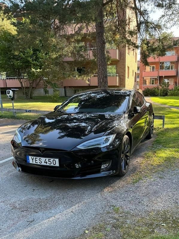 Svart Begagnad 2016 Tesla Model S Halvkombi | 210 000 kr (Marknadspris) - Bild 1/4