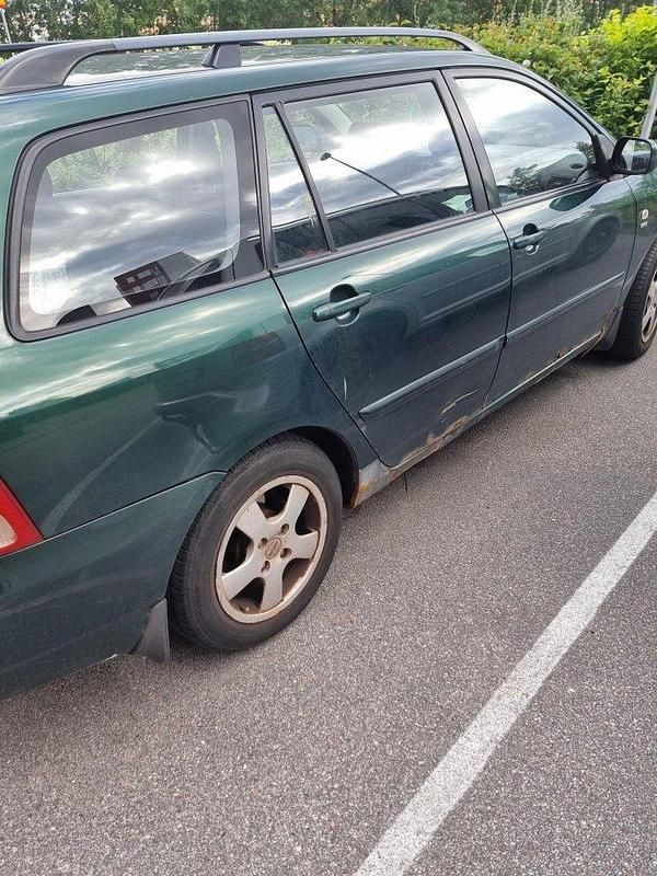 Grön Begagnad 2002 Toyota Corolla Kombi | 12 000 kr (Bra pris) - Bild 1/4