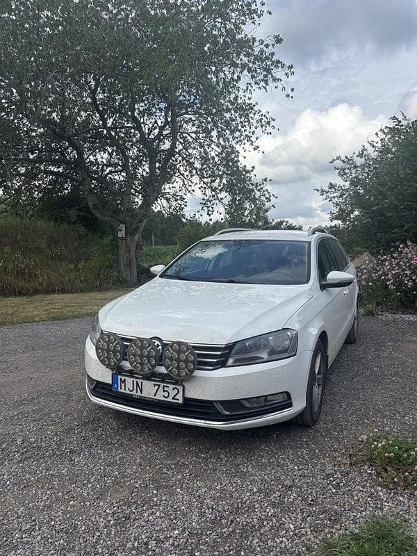 Vit Begagnad 2014 VW Passat Kombi | 85 000 kr (Marknadspris) - Bild 1/4