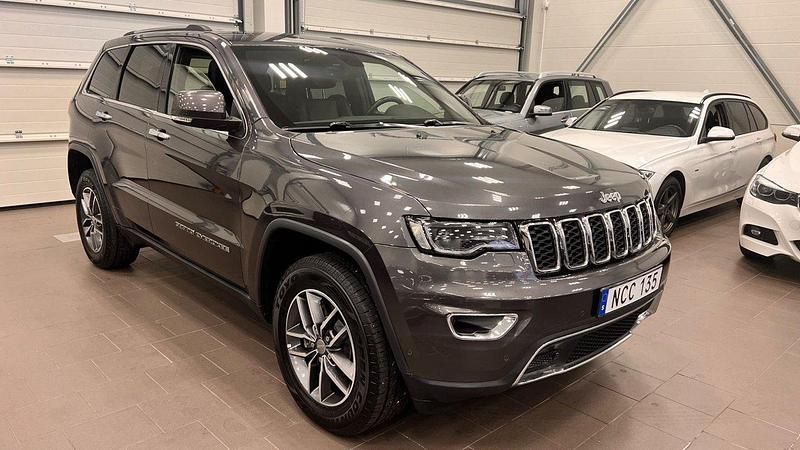 Grå Begagnad 2018 Jeep Grand Cherokee SUV | 329 900 kr (Lite dyr) - Bild 1/4
