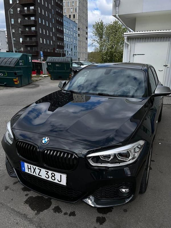 Svart Begagnad 2019 BMW 118 Halvkombi | 175 000 kr (Marknadspris) - Bild 1/3