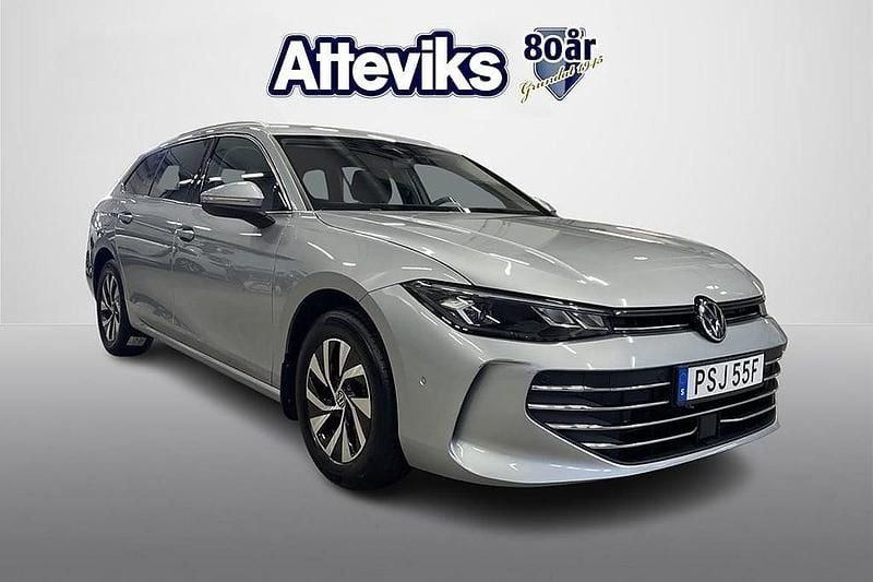 Silver Begagnad 2024 VW Passat Business Kombi | 344 900 kr (Marknadspris) - Bild 1/4
