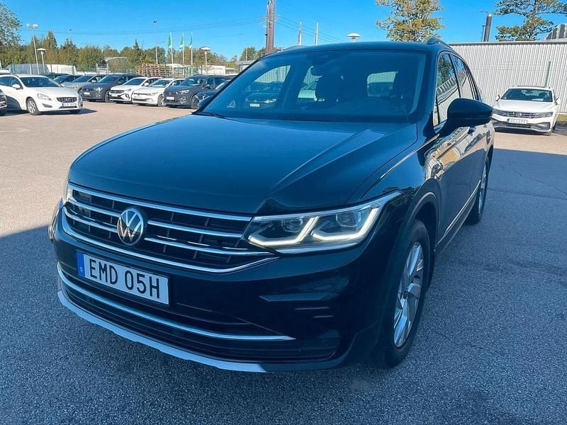 Svart (svart metallic) Begagnad 2022 VW Tiguan Elegance SUV | 309 000 kr (Marknadspris) - Bild 1/2