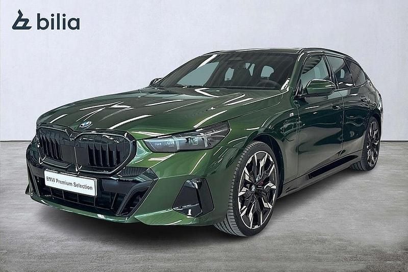Begagnad BMW 550e M Sport 490 HK (360 kW) 2025 Grön (anglesey green metallic) Kombi