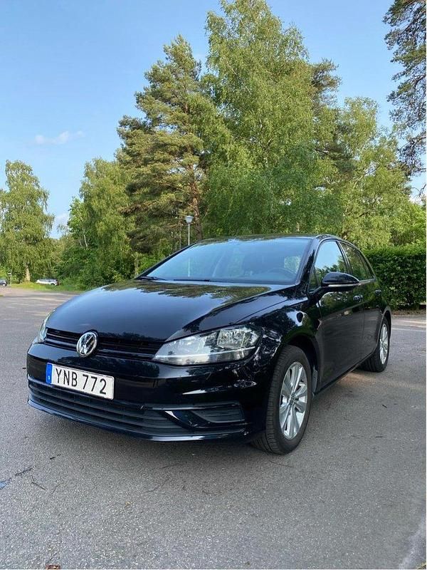 Svart Begagnad 2018 VW Golf VII Halvkombi | 115 000 kr (Bra pris) - Bild 1/4