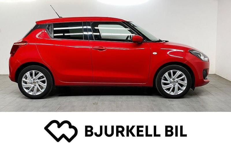 Röd Begagnad 2022 Suzuki Swift Halvkombi | 189 900 kr (Marknadspris) - Bild 1/4